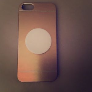 iPhone se case in gold with white pop socket